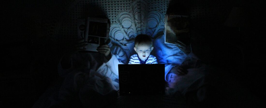 “Autismo digital”: tela causa autismo? O que a ciência sabe — e o que não sabe