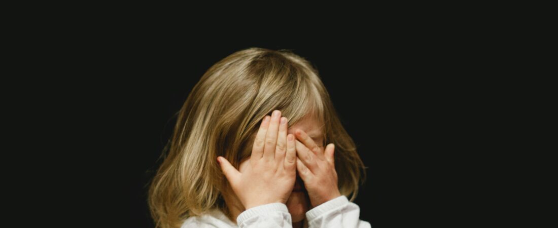 Hipersensibilidade sensorial no autismo: 5 sentidos que podem sobrecarregar a criança