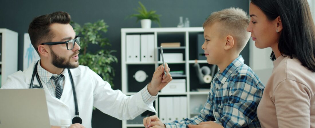 Quando levar ao neuropediatra: sinais que não devem esperar