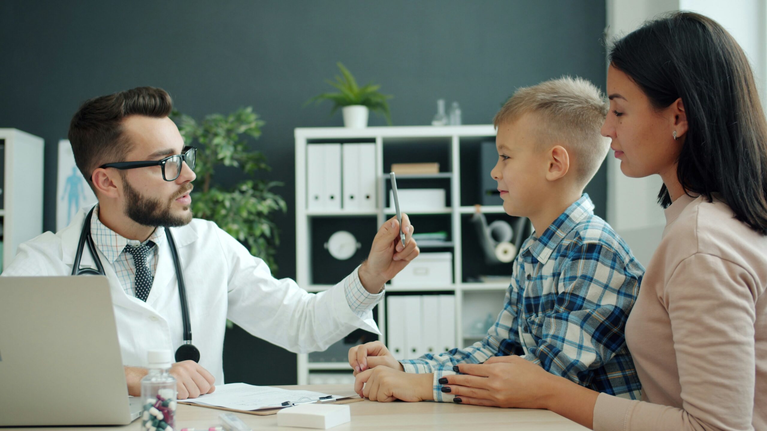 Quando levar ao neuropediatra: sinais que não devem esperar